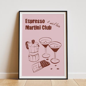 Könnte beinhalten: Gerahmter Druck mit einer braunen Strichzeichnung einer Espressomaschine, zwei Martinigläsern und einem Schokoriegel auf rosa Hintergrund. Der Text "Espresso Martini Club" steht oben.
