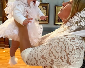 Mono de encaje para niña: mono de algodón interlock blanco lechoso con tul bordado. Ideal para bautizo o cualquier ocasión especial.