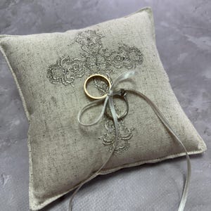 Handgefertigtes Ringkissen aus Leinen