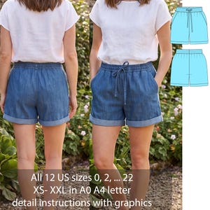 Può includere: Pantaloncini in denim blu con elastico in vita con coulisse, tasche laterali e orli con risvolto. L'immagine include un disegno tecnico dei pantaloncini e il testo: All 12 US sizes 0, 2, ... 22 XS- XXL in A0 A4 letter detail instructions with graphics.