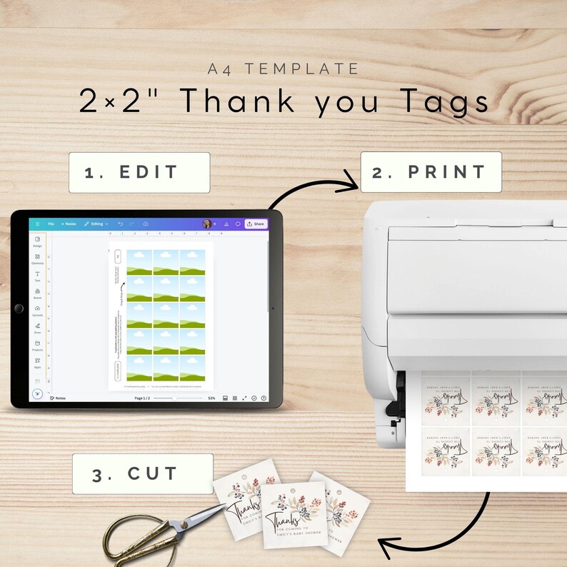 Puede incluir: Una plantilla de dise&ntilde;o digital para etiquetas de agradecimiento de 5x5 cm. La plantilla se muestra en la pantalla de una computadora y una impresora. Las etiquetas impresas presentan un dise&ntilde;o floral con la palabra "Gracias" escrita en cursiva.