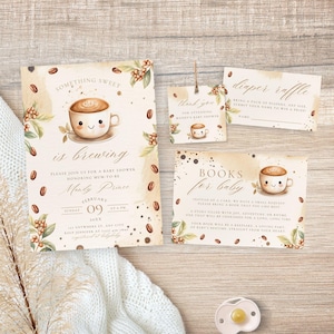 Pode incluir: Um conjunto de convites imprimíveis para um chá de bebê com tema de xícara de café. Os convites apresentam uma xícara de café de desenho animado com um rosto sorridente e o texto "Something Sweet is Brewing". Os convites também incluem uma etiqueta de agradecimento, um cartão de rifa de fraldas e um cartão de solicitação de livros.