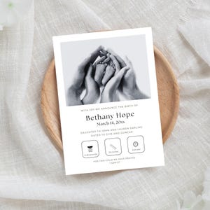 Anúncio de nascimento com foto cristã, moderno e minimalista, por esta criança oramos, personalize em casa, modelo editável do Canva | TPL030