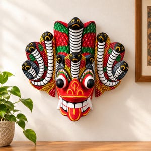 Maschera in legno intagliata a mano dello Sri Lanka: decorazione murale tradizionale.