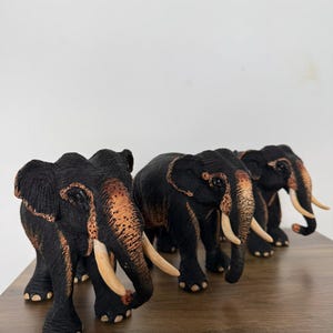 Elefante antico in cartapesta / Statua di elefante / Figurina portafortuna di elefante / Decorazione per la casa e l'ufficio dipinta a mano / Regali per la festa della mamma