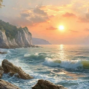 Op de afbeelding: Een schilderij van een kustlandschap met grillige, lichtgekleurde kliffen aan de linkerkant die de oceaan ontmoeten. Golven slaan tegen de rotsachtige kust onder een warme, gouden zonsonderganghemel met zachte wolken en een felle zon.