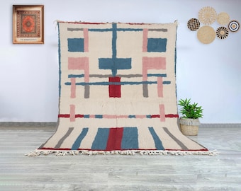 Handgewebter marokkanischer Berber Beni Ourain Wollteppich mit abstraktem, cremefarbenem, rosa, blau, rotem, geometrischem Muster für die Dekoration des Eingangsbereichs
