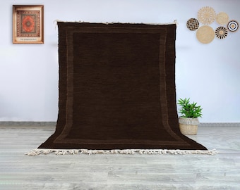 Auténtica alfombra bereber de lana marroquí anudada a mano en marrón oscuro con un borde sutil. Elegante estilo neutro para interiores modernos y rústicos.