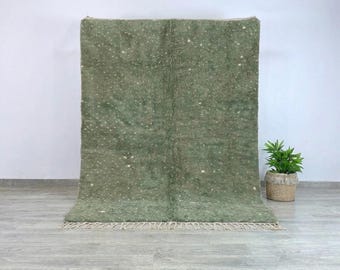 Alfombra Beni Ourain verde de lujo con puntos blancos - Auténtica alfombra bereber marroquí de lana para espacios modernos y minimalistas. Alfombra contemporánea y acogedora.