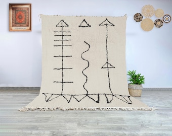 Marokkanischer Beni Ourain Teppich in Creme mit schwarzen Stammes Symbolen, authentischer handgeknüpfter Berber Teppich für Wohn- oder Schlafzimmer