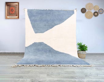 Alfombra minimalista Beni Ourain en blanco y azul claro - Alfombra bereber marroquí de lana anudada a mano - Alfombra geométrica personalizada para una decoración minimalista moderna