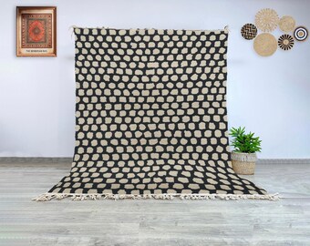 Modern zwart tapijt in Beni Ourain-stijl met crème onregelmatig stippenpatroon, handgeweven Marokkaans wollen tapijt voor gedurfde boho- of eclectische interieurs