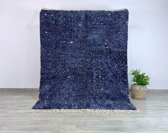 Auténtica alfombra Beni Ourain azul marino con lunares - Alfombra bereber marroquí de lana para espacios modernos y minimalistas. Acogedora alfombra contemporánea con lunares.