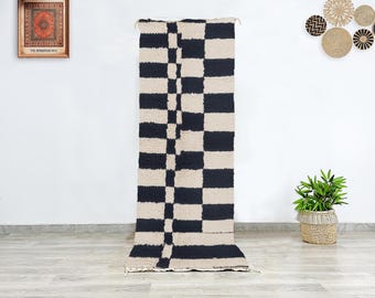 Handgeknoopt Marokkaans wollen loper, crème en houtskool geruit rasterontwerp, gezellig berber vloerkleed in de gang voor hedendaagse en boho-ruimtes