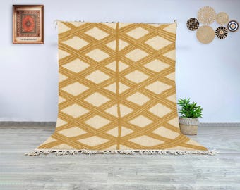 Alfombra de lana Beni Ourain anudada a mano con rombos mostaza, estilo tribal marroquí bereber, auténtica alfombra bohemia para sala de estar o dormitorio.