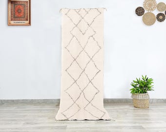 Marokkaans Beni Ourain loper tapijt, pluche crème wol en delicate grijze lijnen, authentieke handgemaakte hal, entree en slaapkamer loper decor