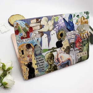 Peut inclure: Une peau d'ordinateur portable avec un collage d'images, dont une colombe, un crâne, un cœur, un papillon et du texte qui dit "THE LOVERS."  "HUMAN SIDE PLANTS"  "I'd like to be my old self again"  "I lived in books more than I lived anywhere else"  "M, O, O, N."