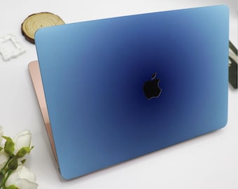 Może przedstawiać: Niebieski laptop z gradientem. Laptop ma srebrne logo Apple na pokrywie.
