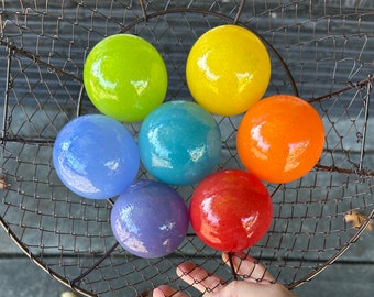 Ensemble de 7 petites boules décoratives primaires et secondaires lumineuses en verre soufflé arc-en-ciel, art de jardin coloré pour l'intérieur et l'extérieur, verrerie Avalon