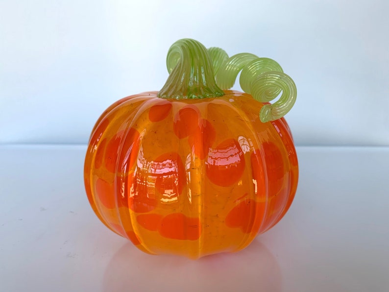 Avalon Glassworks 4.5 Decorative Curly Stem Squash Sculpture Halloween Thanksgiving Autumn Decor Orange /& Green Hand Blown Glass Pumpkin