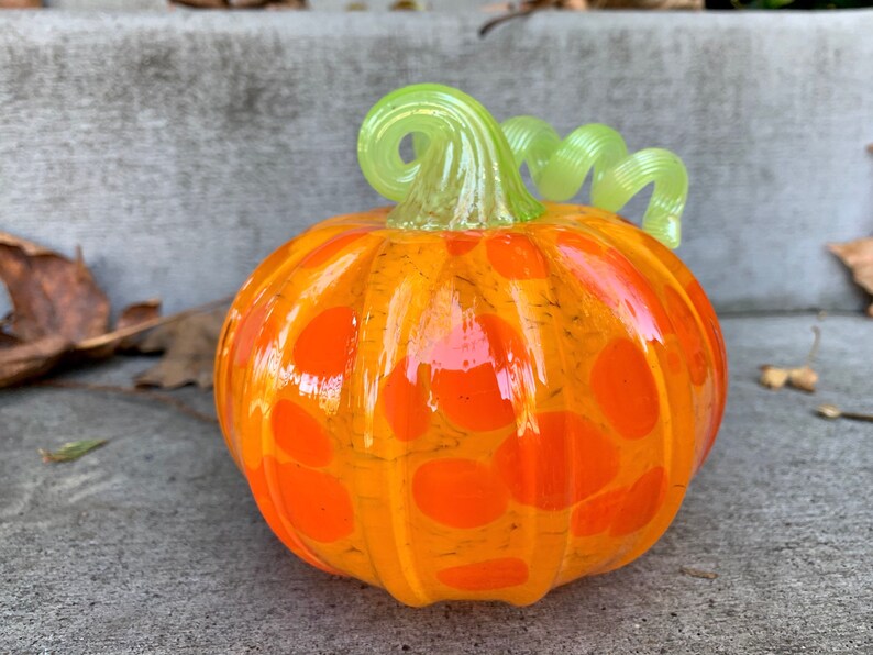 Avalon Glassworks 4.5 Decorative Curly Stem Squash Sculpture Halloween Thanksgiving Autumn Decor Orange /& Green Hand Blown Glass Pumpkin