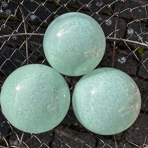 Flotteurs en verre vert écume de mer : lot de 3 boules décoratives, boules de 2,75 po. - Avalon Glassworks
