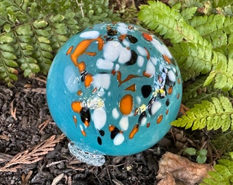 Flotteur en verre soufflé bleu turquoise et taches de poisson rouge, boule décorative côtière de 3,375 po., oeuvre d'art pour jardin d'extérieur, sphère de design d'intérieur, verrerie Avalon