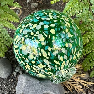 Flotteur en verre soufflé moucheté beige vert : boule artistique pour jardins côtiers, boule de 3,75 po. - Avalon Glassworks