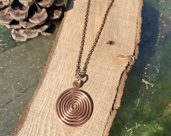 Handgjort spiralhalsband i koppar – Symbol för energi, tillväxt och transformation