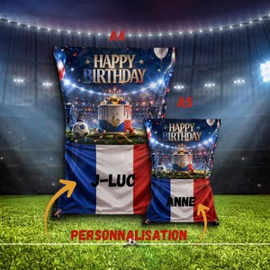 Peut inclure: Deux bannières rectangulaires aux formats A4 et A5 avec un arrière-plan de stade de football, un gâteau d'anniversaire et le drapeau français. Le texte indique HAPPY BIRTHDAY, J-LUC et ANNE. Des flèches orange pointent vers les noms.