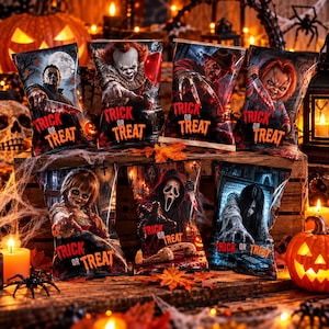 Puede incluir: Siete bolsas de snacks rectangulares con personajes de películas de terror como Michael Myers, Pennywise, Freddy Krueger, Chucky, Annabelle, Ghostface y Samara, con el texto rojo Trick or Treat sobre un fondo oscuro.