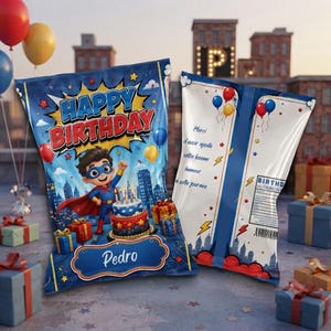 Peut inclure: Un sachet de chips personnalisé sur le thème des super-héros avec le texte Happy Birthday et Pedro. Le recto montre un super-héros, un gâteau d'anniversaire et des immeubles. Le verso contient du texte en français et une étiquette nutritionnelle.