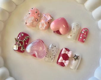 Uñas postizas rosas: uñas glamurosas y originales hechas a mano con corazones y lazos