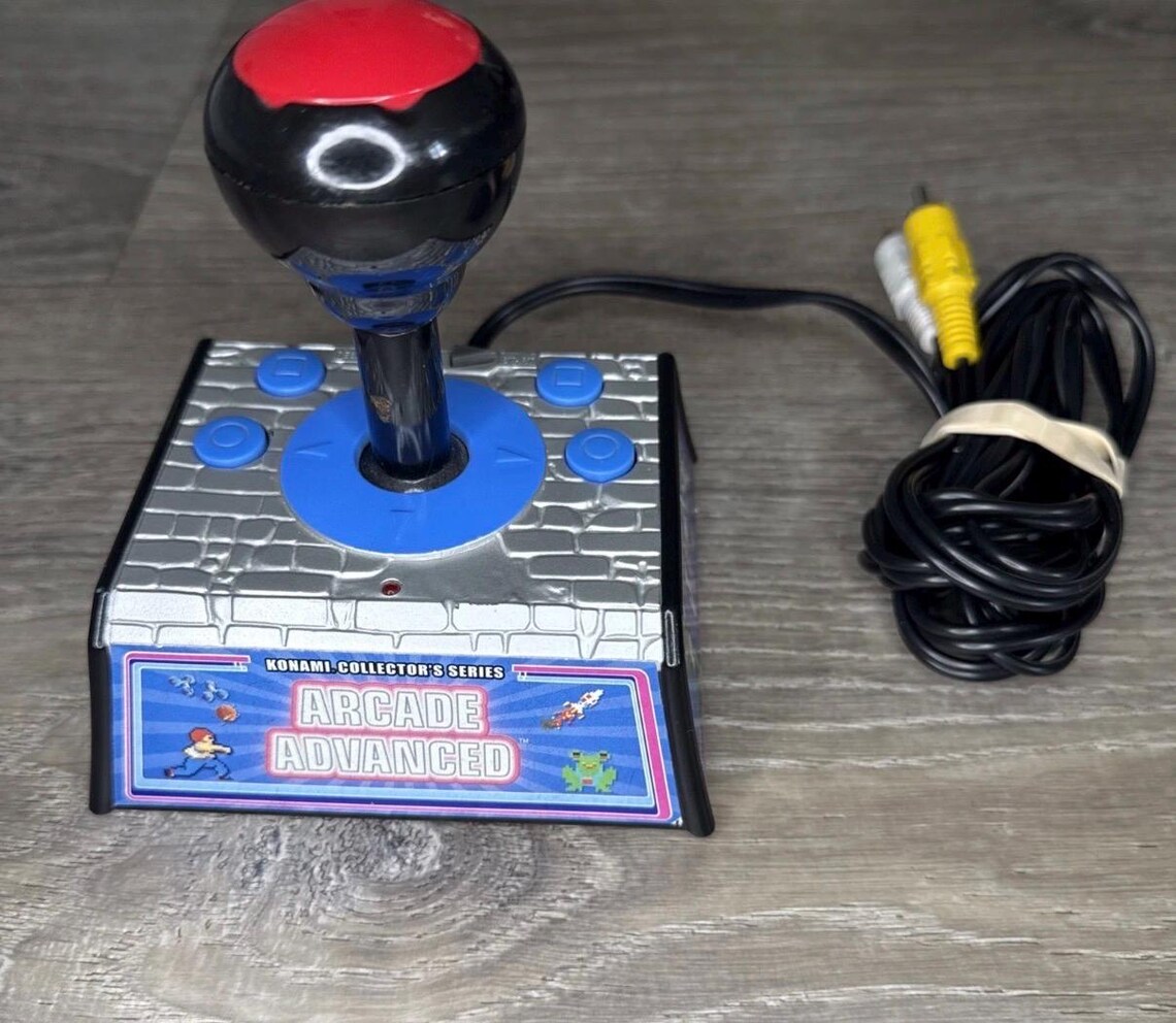 Konami Collector's Series Arcade Advanced Plug & Play TV Game Joystick Console, foto 1 di 4