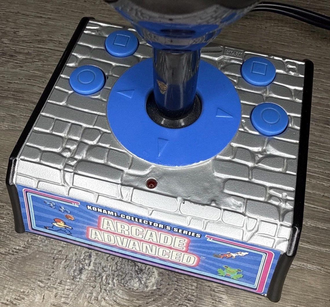 Konami Collector's Series Arcade Advanced Plug & Play TV Game Joystick Console, foto 4 di 4