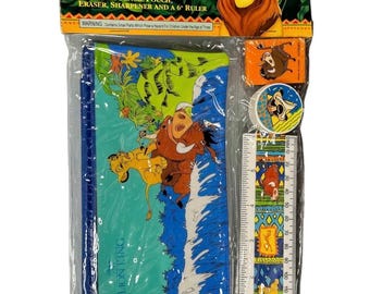 Puede incluir: El kit de estudio de El Rey León incluye una bolsa para lápices, un borrador, un sacapuntas y una regla de 15 cm. La bolsa tiene un diseño colorido con Simba, Pumbaa y Timon. La regla tiene un diseño colorido con Simba, Pumbaa y Timon.