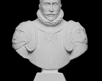 Pode incluir: Busto branco de um homem com gola franzida e bigode. O busto apresenta detalhes de ombros com cabeça de leão e uma peça decorativa no peito. A escultura é montada sobre uma base retangular sobre um fundo preto.