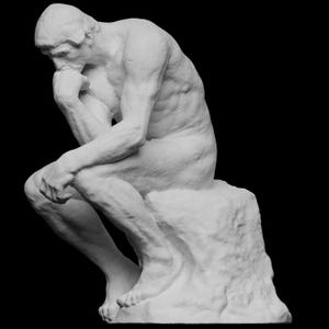 Puede incluir: Una escultura blanca de El Pensador, una figura sentada, con la barbilla apoyada en la mano. La figura está desnuda y sentada sobre una base tosca. La escultura está sobre un fondo negro.