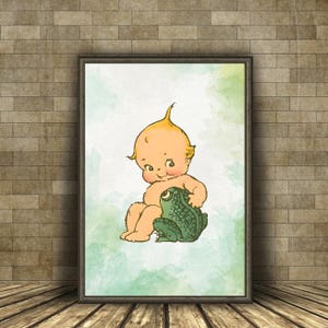Może przedstawiać: Winietkowa ilustracja przedstawiająca lalkę niemowlęcą z blond włosami siedzącą z zieloną żabą. Obraz ma akwarelowe tło.