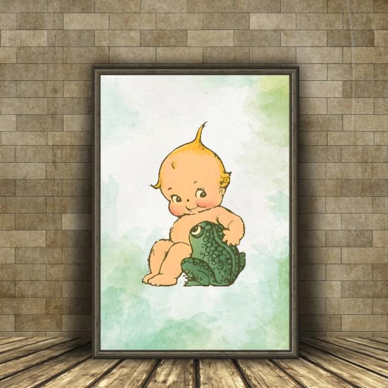 Może przedstawiać: Winietkowa ilustracja przedstawiająca lalkę niemowlęcą z blond włosami siedzącą z zieloną żabą. Obraz ma akwarelowe tło.