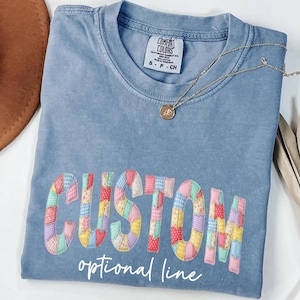 Comfort Colors Patchwork-t-shirt med namn, blommig skjorta med personlig text, Chinoiserie-mammaskjorta