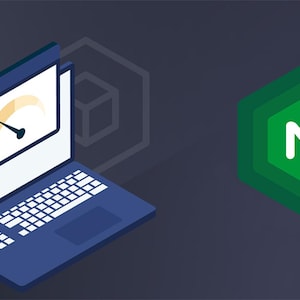 Puede incluir: Un ordenador portátil con un navegador web abierto que muestra una prueba de velocidad de carga. La prueba de velocidad está casi completa, con la barra de progreso llena de un color amarillo. El portátil está delante de un rack de servidores y un hexágono verde con la letra "N" en blanco.
