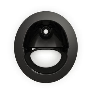 Puede incluir: Tapa de toma de corriente eléctrica de plástico negro con una abertura redonda y una abertura circular más pequeña en el centro.