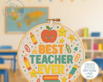 Op de afbeelding: Een kruissteek borduurring met de woorden "BEST TEACHER EVER" in oranje, teal en geel. Het ontwerp bevat een appel, sterren, potloden en boeken. De tekst "CROSS STITCH PATTERN - PDF ONLY" staat in een witte cirkel.