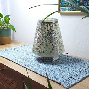 Moderner Tischläufer. Gehäkelt. Tischdekoration. Handarbeit. Läufer mit Fransen. Heimdekoration.