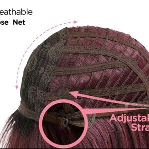 Op de afbeelding: Close-up van een pruikenkap met de tekst "Breathable Rose Net" en "Adjustable Straps". De kap is donkerbruin met een bordeauxrode binnenkant en heeft een ademende netconstructie en verstelbare bandjes.