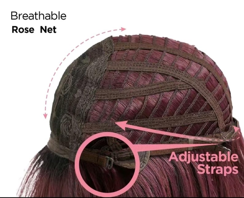 Op de afbeelding: Close-up van een pruikenkap met de tekst "Breathable Rose Net" en "Adjustable Straps". De kap is donkerbruin met een bordeauxrode binnenkant en heeft een ademende netconstructie en verstelbare bandjes.