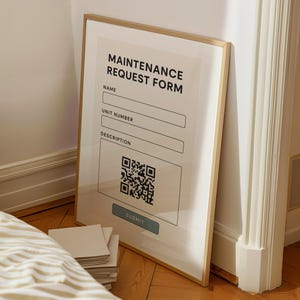 Puede incluir: Impresión enmarcada de un formulario de solicitud de mantenimiento. El formulario incluye campos para nombre, número de unidad y descripción, junto con un código QR y un botón de envío. El marco es de color marrón claro.