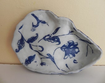 blue and white porcelain oyster shell ring dish