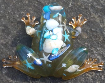 Estatueta de resina de rã marinha lúdica: decoração costeira com conchas e estrelas-do-mar